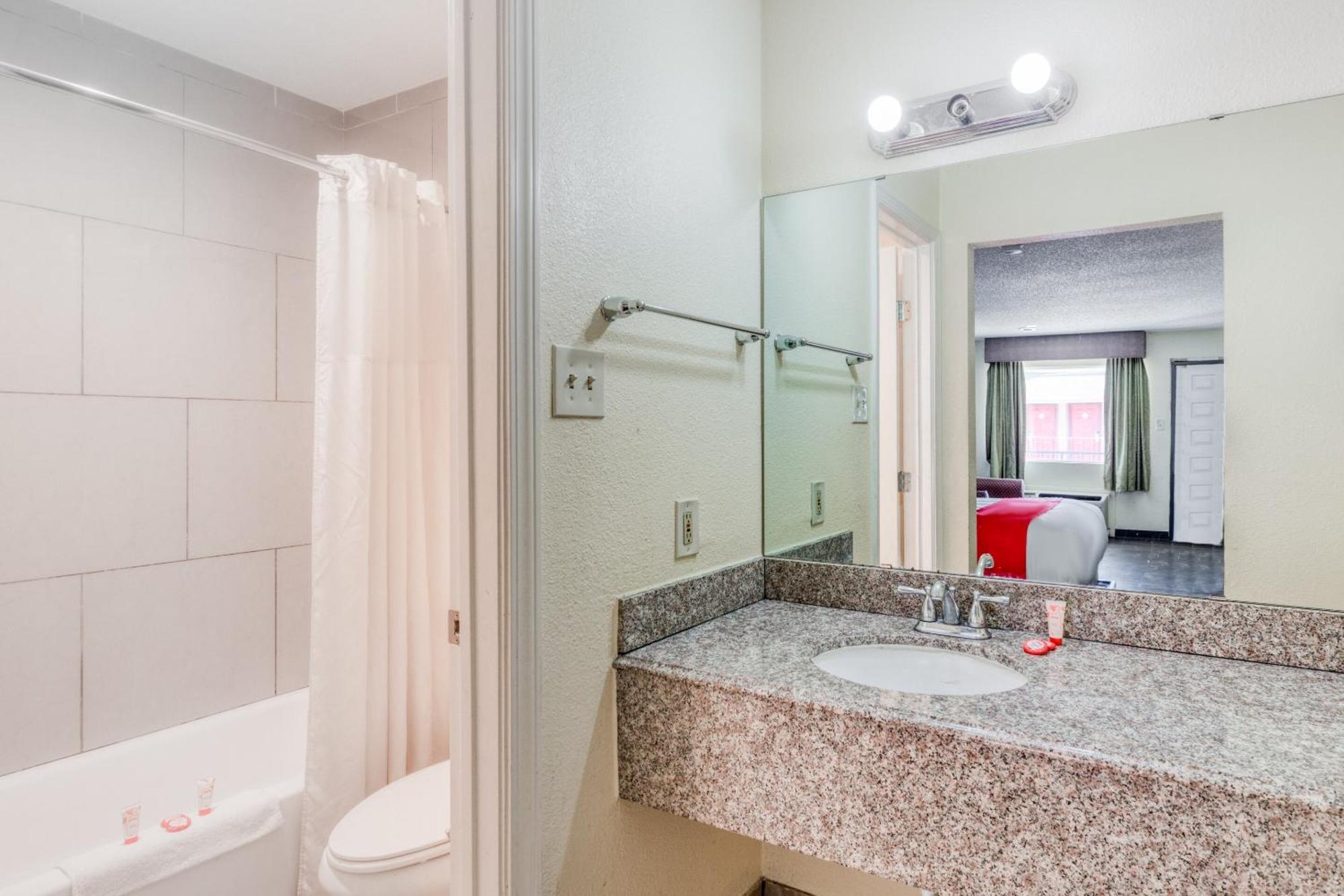 Oyo Hotel Rosenberg Tx I-69 Екстер'єр фото